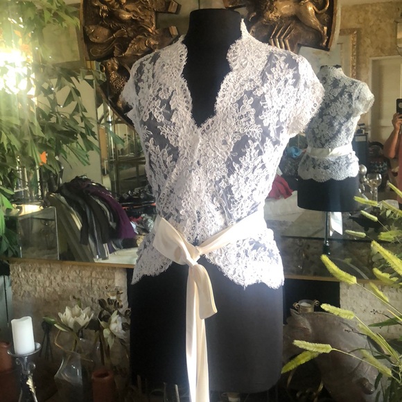 Gorgeous lace form fitted blouse with bow belt 8 - Picture 1 of 10